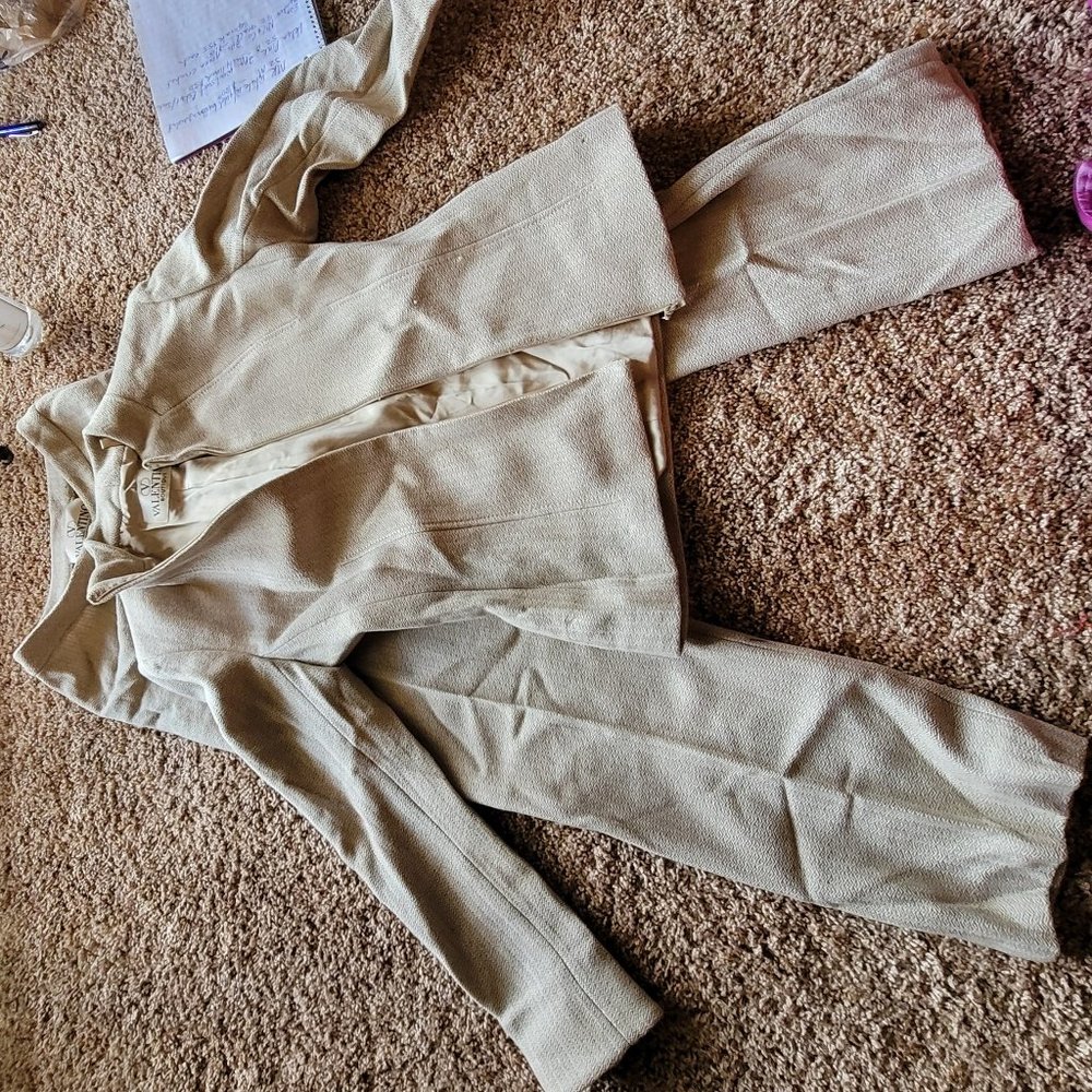 Valentino Boutique tan 2-pc cashmere/wool pant suit – size 2-4 – pre-owned